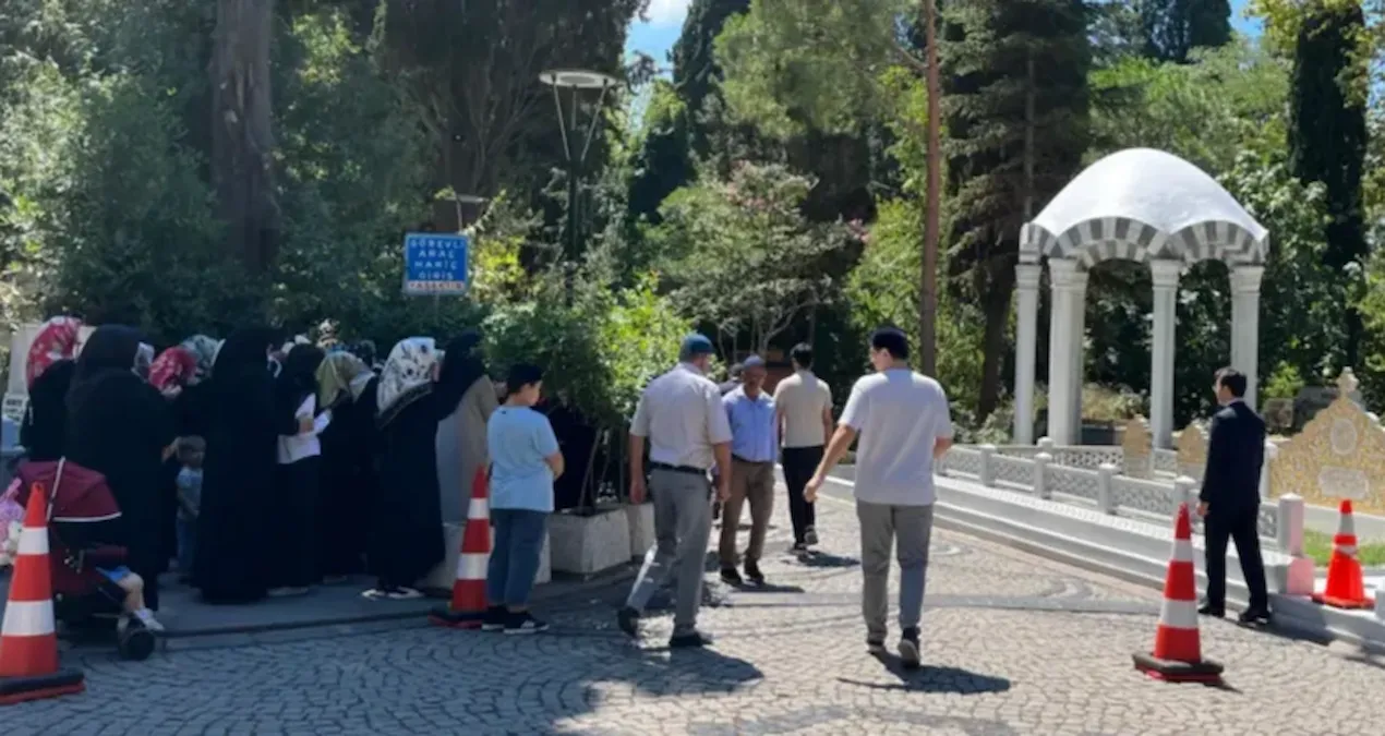 Cemaat üyeleri Karacaahmet Mezarlığı’nda toplandı