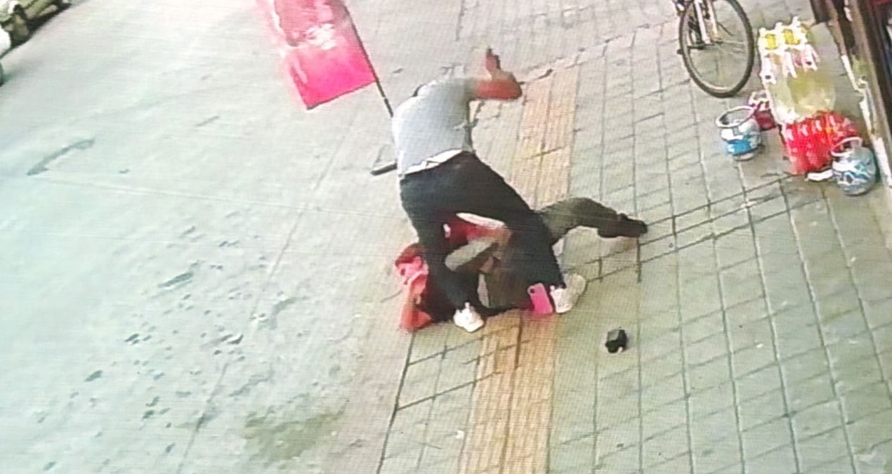 Eski eş dehşeti: Sokak ortasında defalarca bıçakladı