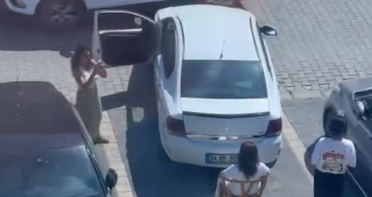 İki kadının “park yeri” savaşı! Otomobili görünce sandalye çekip oturdu