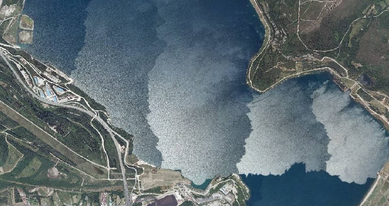 Maden ocağı devasa göle dönüştü: 300 metre derinliğinde